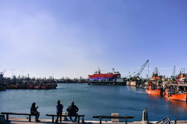 Limanda denize bakan insanlar