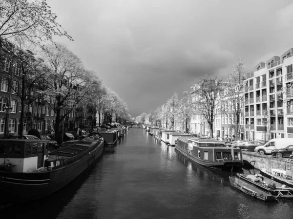 Canal de Amsterdam ve tekneleri