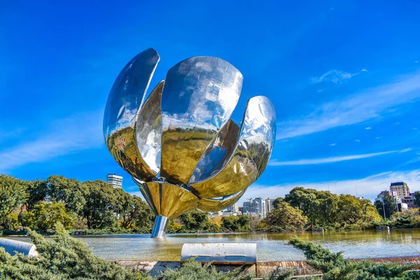 Floralis Generica Arjantin'in başkenti Buenos Aires'te bulunmaktadır