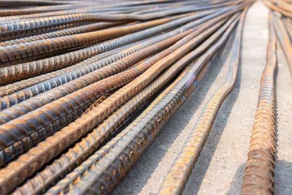 Barra de aço na estrada no canteiro de obras, fundo . — Fotografia de Stock