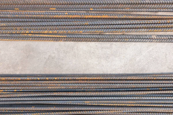 Barra de aço na estrada no canteiro de obras, fundo . — Fotografia de Stock
