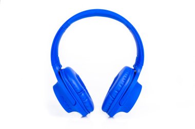 Beyaz arka planda Brue kulaklık.