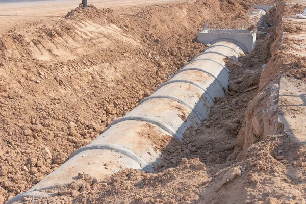 Tuyau de drainage en béton sur un chantier de construction, drainage en béton — Photo