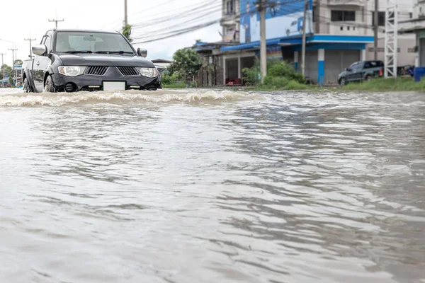 Voitures conduisant sur une route inondée, La voiture cassée est garée dans un fl — Photo