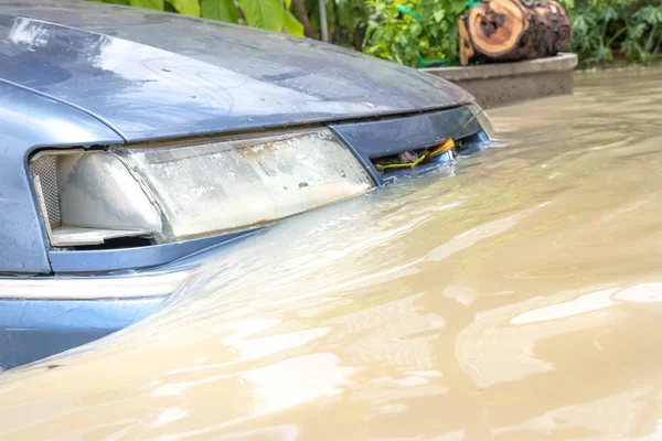 Voitures conduisant sur une route inondée, La voiture cassée est garée dans un fl — Photo