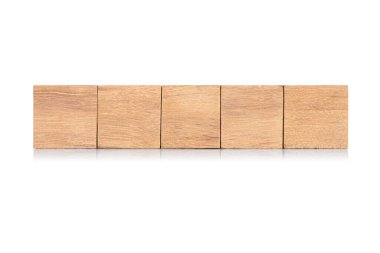 Beyaz arka planda ahşap küp, kahverengi kübik ahşap, kırpma yolu olan beş kübü tahta küre..