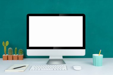 Metin için boş beyaz kopya alanı olan bilgisayar, ofiste Mockup dizayn masaüstü bilgisayarı beyaz masada klavye ve kahve yavrusu, iş yeri konsepti, çömlekte kaktüs.