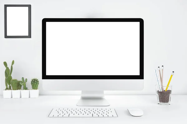 带有空白空白文字复制空间的计算机 Mockup设计的办公室台式计算机 白色桌子上有键盘和咖啡杯 工作场所概念 锅中的仙人掌 图库图片
