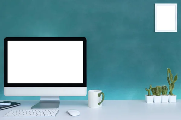 带有空白空白文字复制空间的计算机 Mockup设计的办公室台式计算机 白色桌子上有键盘和咖啡杯 工作场所概念 锅中的仙人掌 免版税图库图片