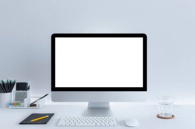 Metin için boş beyaz kopya alanı olan bilgisayar, Klavye ve kahve yavrusuyla birlikte beyaz masada Mockup dizayn masaüstü bilgisayarı, İş yeri konsepti, içme bardağı, kaktüste