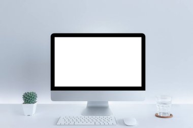 Metin için boş beyaz kopya alanı olan bilgisayar, Klavye ve kahve yavrusuyla birlikte beyaz masada Mockup dizayn masaüstü bilgisayarı, İş yeri konsepti, içme bardağı, kaktüste