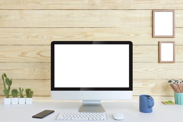 带有空白空白复制空间的计算机 用于文字和木材背景 Mockup设计办公室的台式计算机 白色桌子上有键盘和咖啡杯 工作场所概念 锅中的仙人掌 图库图片