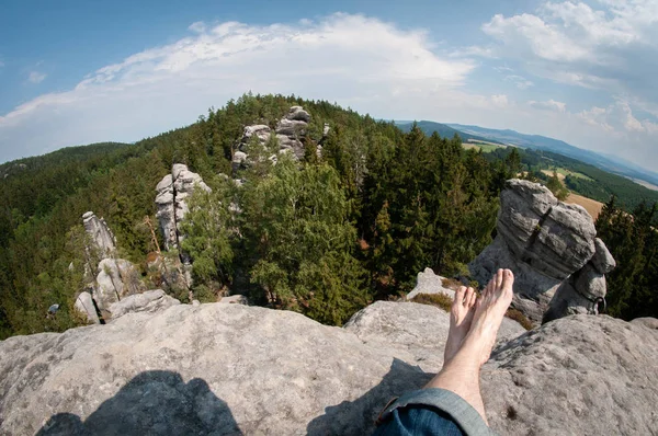 Vista do topo da rocha com pernas . — Fotografia de Stock