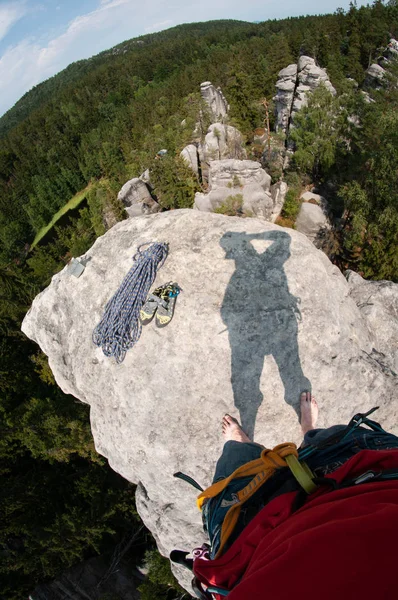 Vista desde la cima de la roca con sombra . — Foto de Stock