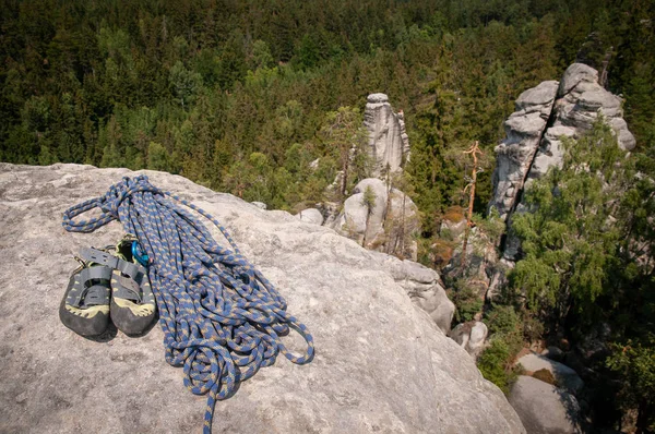 Corda e sapatos de escalada em cima da rocha . — Fotografia de Stock