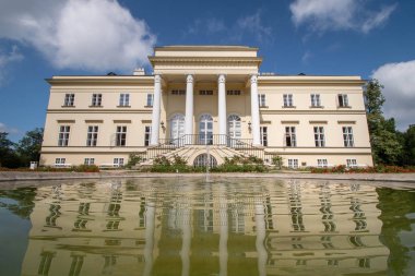 Kostelec Nad Orlici/Çek Cumhuriyeti - 11 Ağustos 2019 - Kostelc nad Orlici'de lagün ve park lı yeni kale