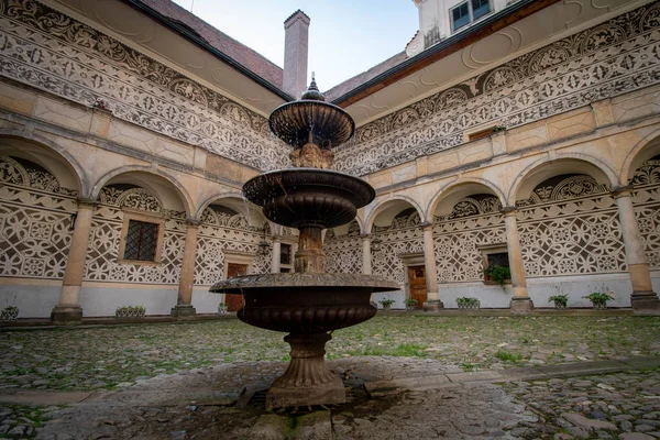 Doudleby nad Orlici/Tsjechië-augustus 11 2019-binnenplaats van het kasteel met arcades, unieke Sgraffito en fontein — Stockfoto