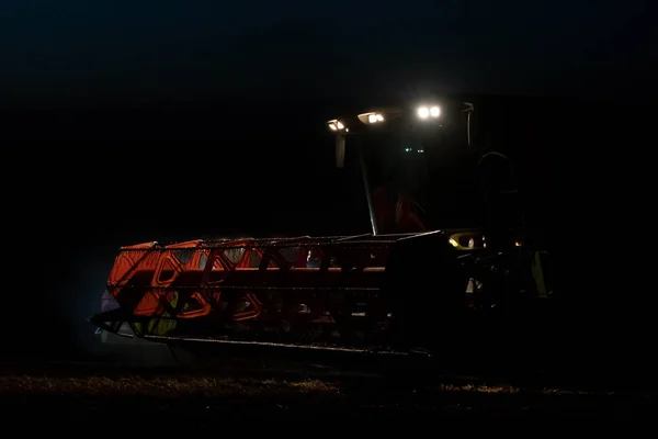 Mietitrice al lavoro sul campo di notte — Foto Stock