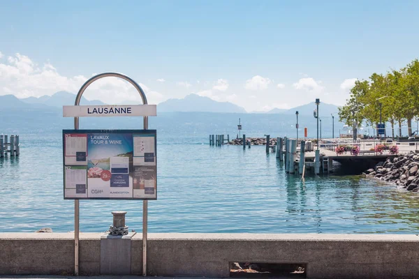 Letrero informativo y horario del barco en el muelle del puerto de Lausana Ouchy, Suiza, en el lago Leman (lago de Ginebra), el soleado día de verano — Foto de Stock