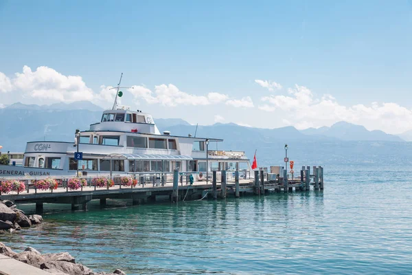 Embarcación de pasajeros atracada en el muelle del puerto de Lausana Ouchy, Suiza, en el lago Leman (lago de Ginebra), el soleado día de verano — Foto de Stock
