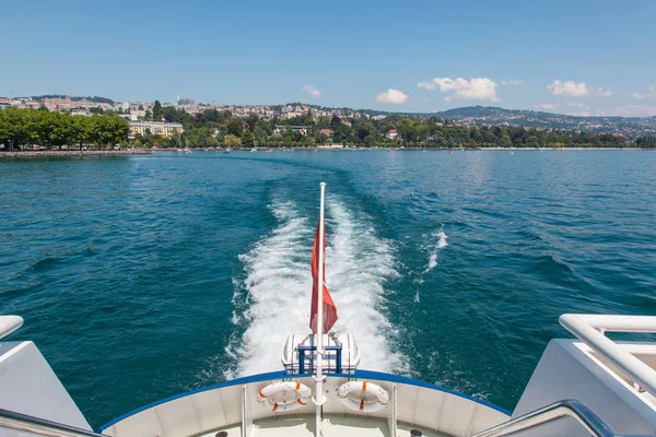 Pasajero barco saliendo de Lausana puerto de Ouchy en el lago Leman (Lago de Ginebra), Suiza en hermoso día soleado verano — Foto de Stock