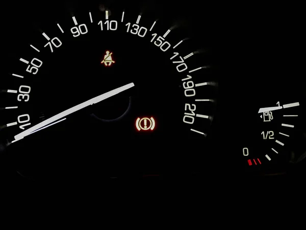 Abstrakt bild av bilens instrumentbräda med hastighetsmätare och bränsletank indikator i svart färg — Stockfoto