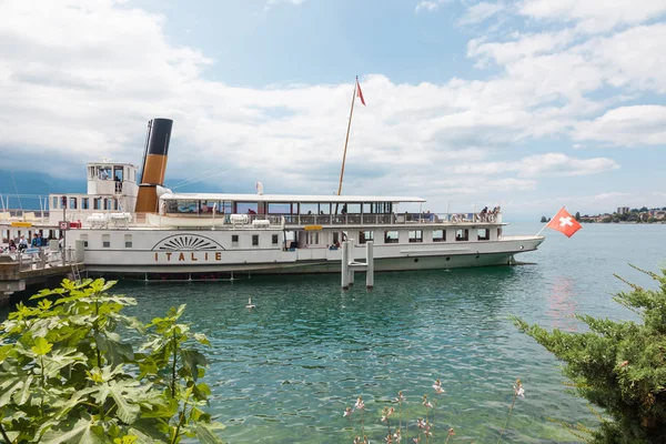 El barco de remos retro Belle Epoque llamado Italie con bandera suiza — Foto de Stock