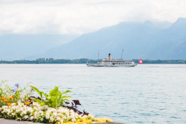 Vapor tradicional restaurado Montreux crucero en el lago — Foto de Stock