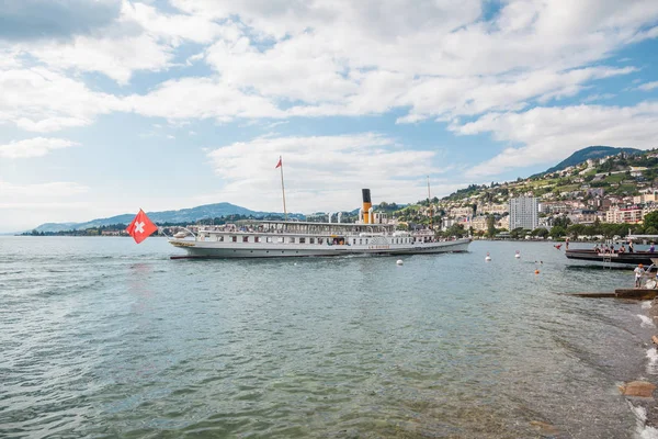 El barco de vapor más hermoso llamado La Suisse acercándose al Mont — Foto de Stock