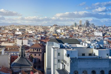 Güneşli bir günde Madrid şehir merkezinde çatı manzarası, Madrid, Ispanya
