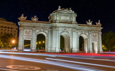 Bir yıldızlı gökyüzü ile geceleri Puerta de Alcala görünümü, Madrid, Ispanya