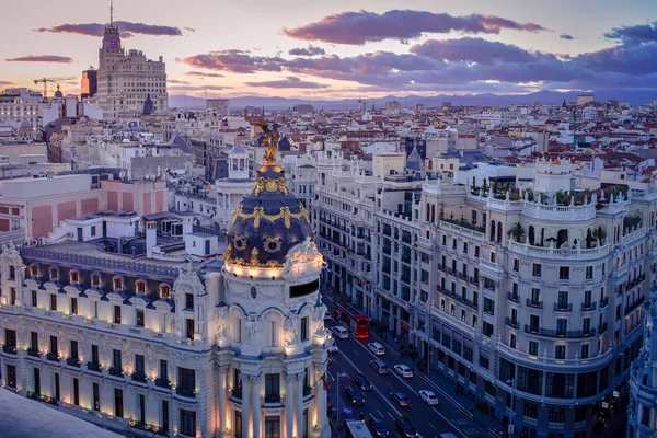 Downtown uitzicht op Madris van de Circulo de Bellas Artes bij zonsondergang met kleurrijke hemel. Madrid, Spanje — Stockfoto