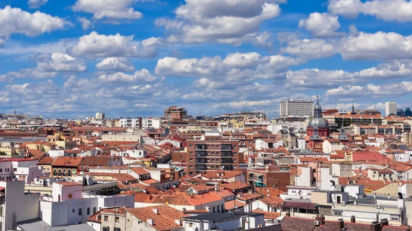 Güneşli bir günde Madrid şehir merkezinde çatı manzarası, Madrid, Ispanya