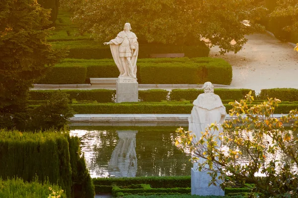 Posągi ogrodu Campo del Moro o zachodzie słońca Madryt, Hiszpania — Zdjęcie stockowe