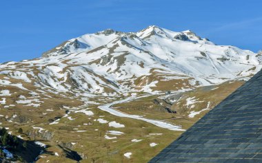 Bir kayak merkezinde düşük sezon yarım karlı dağlar, Pyrenees, İspanya