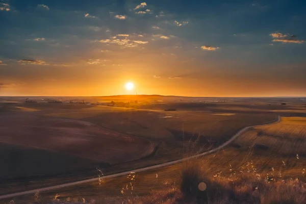 Arka planda Salamanca şehri ile kırsal manzara, İspanya