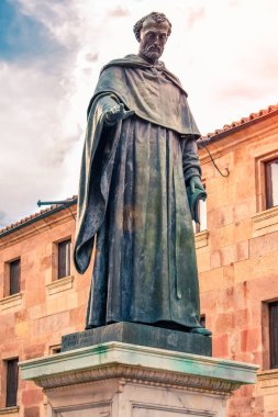 Salamanca Üniversitesi antik cephe avludan Fray Luis de Leon heykeli, İspanya