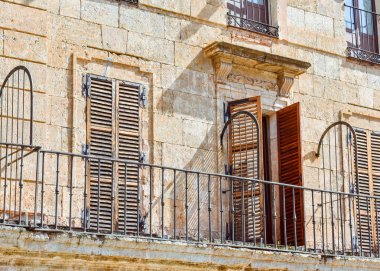 Ciudad Rodrigo, Salamanca, İspanya ana meydanının kapı ve pencerelerin detayı