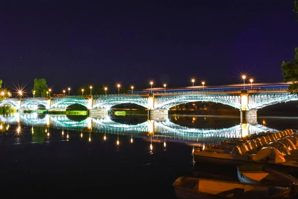 ERiver cruza puente iluminado, y disfruta en primer plano . — Foto de Stock