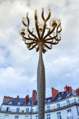 Arka planda sokak lambası ve Binalar Desing. Nantes, Fransa