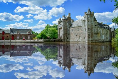 Güneşli bir günde Fransız Brittany köyü. Clastle gölde yansıtır. Frangı