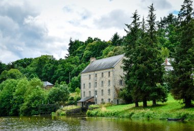 Nehir kenarında ki ev ve orman. Yeşil ve doğa manzarası