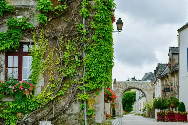 Street och färgglada gamla hus i Rochefort-en-Terre, franska Bretagne — Stockfoto