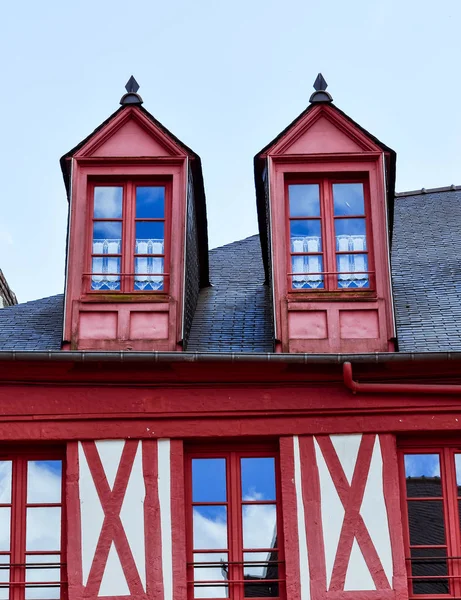 Dormer fönster av hus. Josselin, vacker by i franska Bretagne — Stockfoto