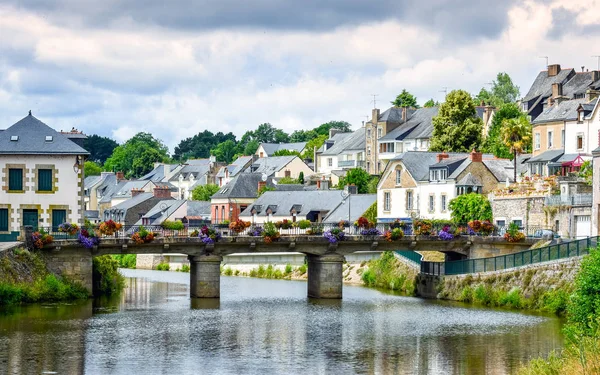Flod, bro och färgglada gamla hus. Josselin, vacker by i franska Bretagne — Stockfoto