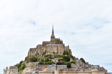 Mont Saint Michel yakın çekim, Fransa, bulutlu bir gökyüzünde.