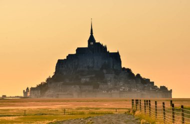 Mont Saint Michel tarım arazisinden gün batımında siluet, Fransa