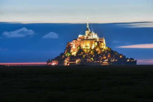 Işıklı Mont Saint Michel yaz aylarında bulutlar ile renkli bir gökyüzünde alacakaranlıkta, Fransa — Stok fotoğraf