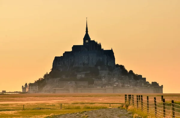 Silhouette au coucher du soleil depuis les terres agricoles du Mont Saint Michel, France — Photo