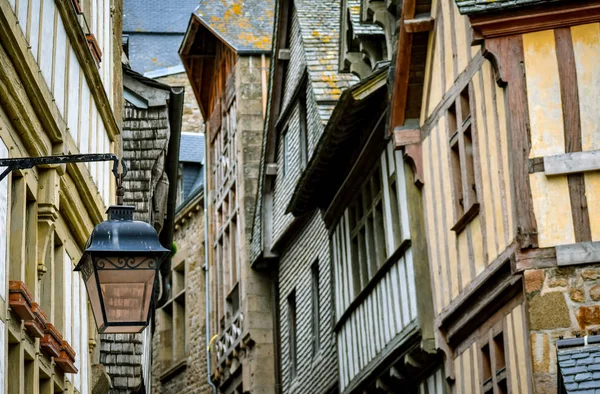 Detalle de calle y casas en el interior del Mont Saint Michel, Francia —  Fotos de Stock